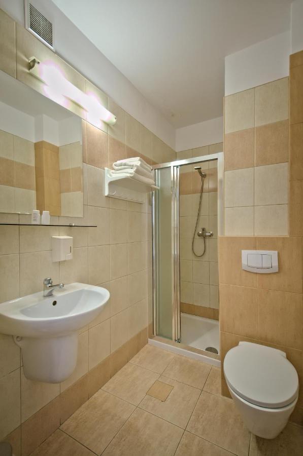 Hotel Sezam クラチュコバ エクステリア 写真