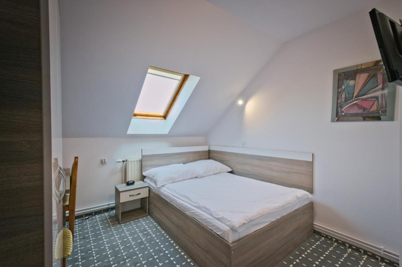 Hotel Sezam クラチュコバ エクステリア 写真