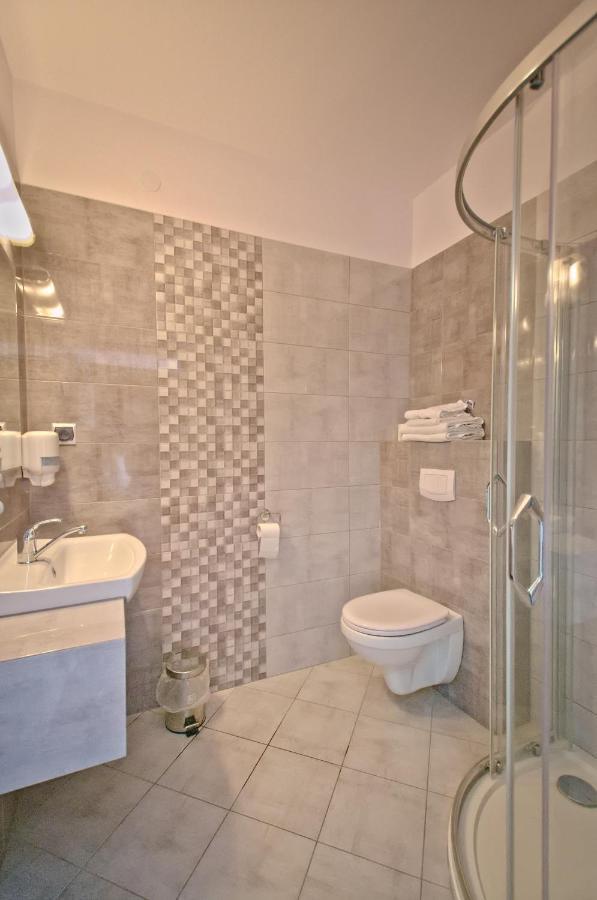 Hotel Sezam クラチュコバ エクステリア 写真