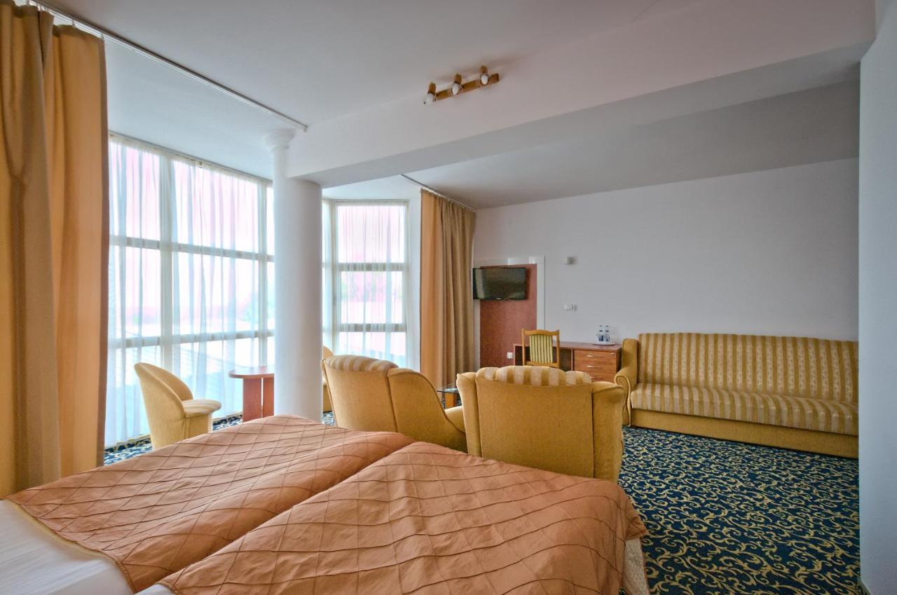 Hotel Sezam クラチュコバ エクステリア 写真