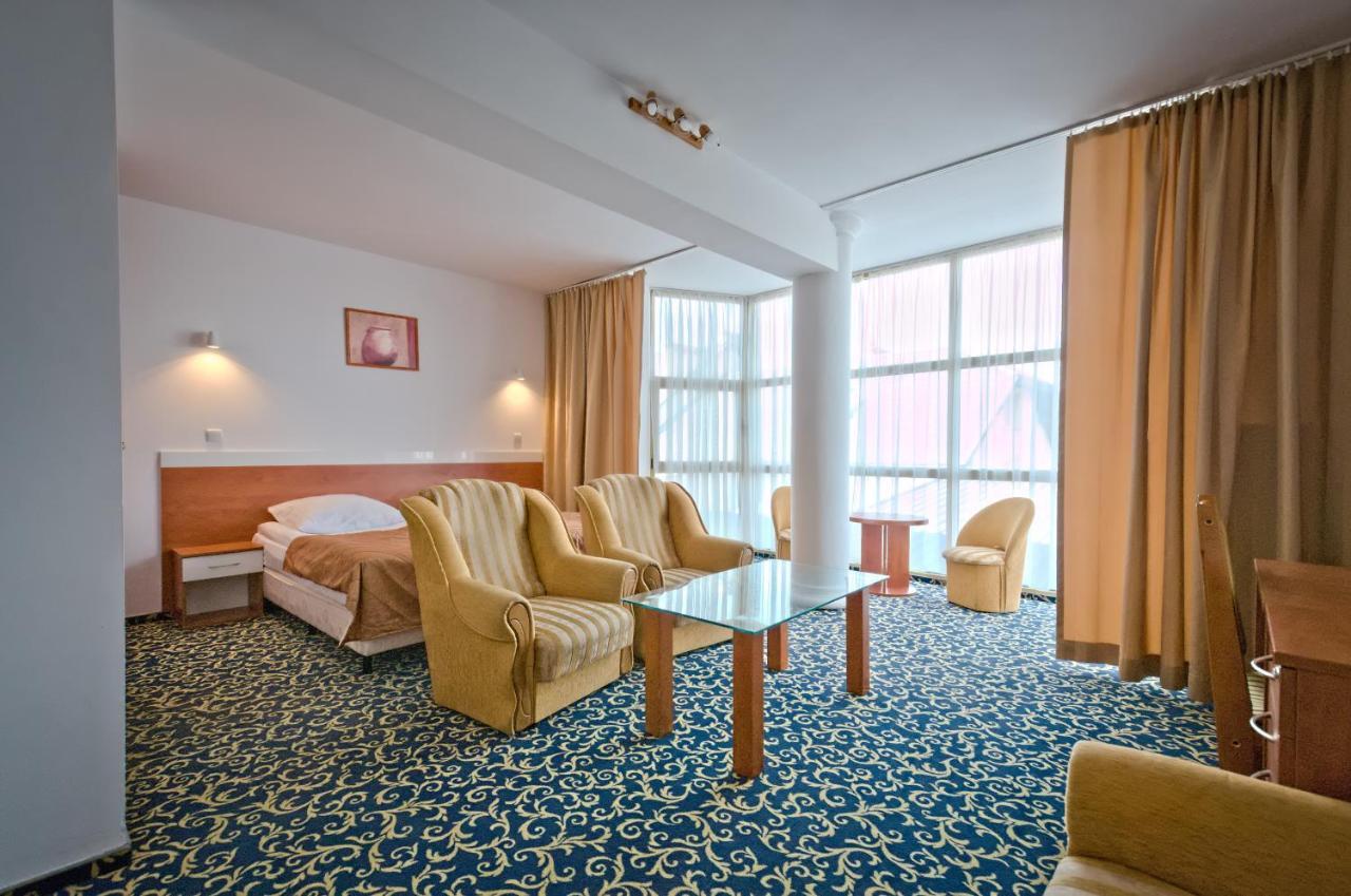 Hotel Sezam クラチュコバ エクステリア 写真