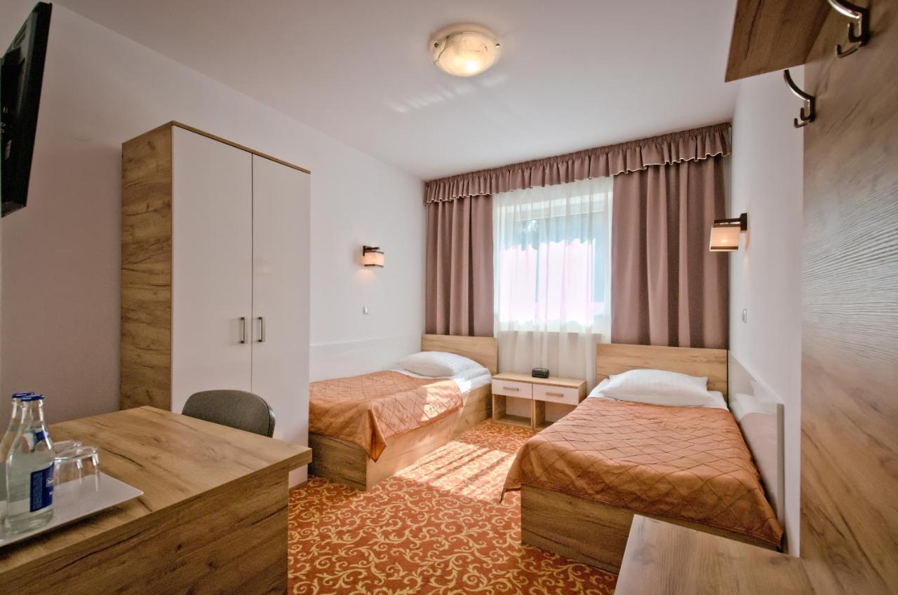 Hotel Sezam クラチュコバ エクステリア 写真